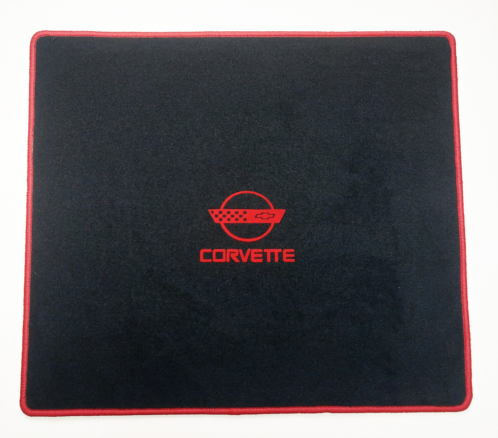 Kofferraummatte_Corvette_C4_Logo_rot Frontansicht einer Kofferraummatte Corvette C4 Logo und Rand in rot